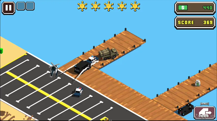 Managing swimming stamina to reach a docked speedboat in Escape Road City 2